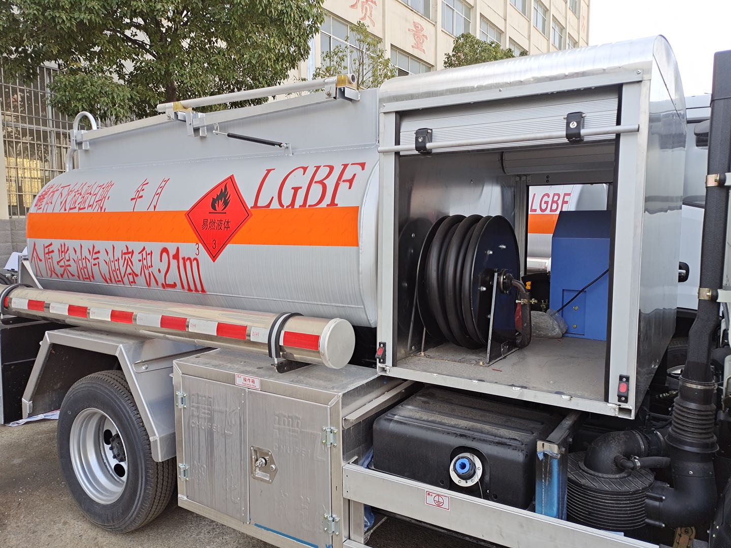 成龍威福田小卡藍(lán)牌油罐車(chē)