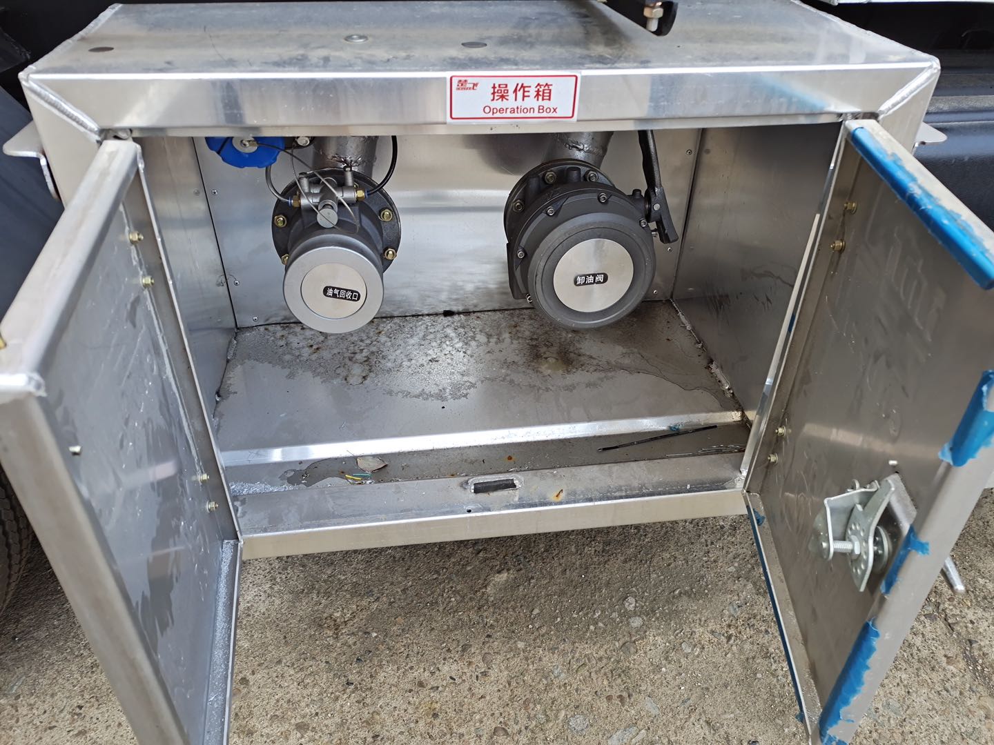 成龍威福田小卡藍(lán)牌油罐車(chē)