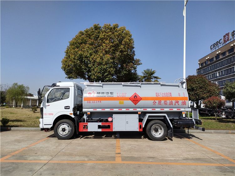 9.75東風(fēng)福瑞卡油罐車