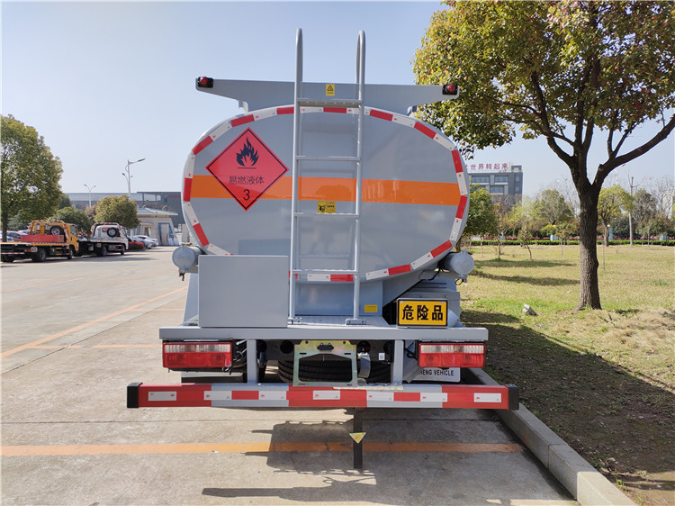 9.75東風(fēng)福瑞卡油罐車
