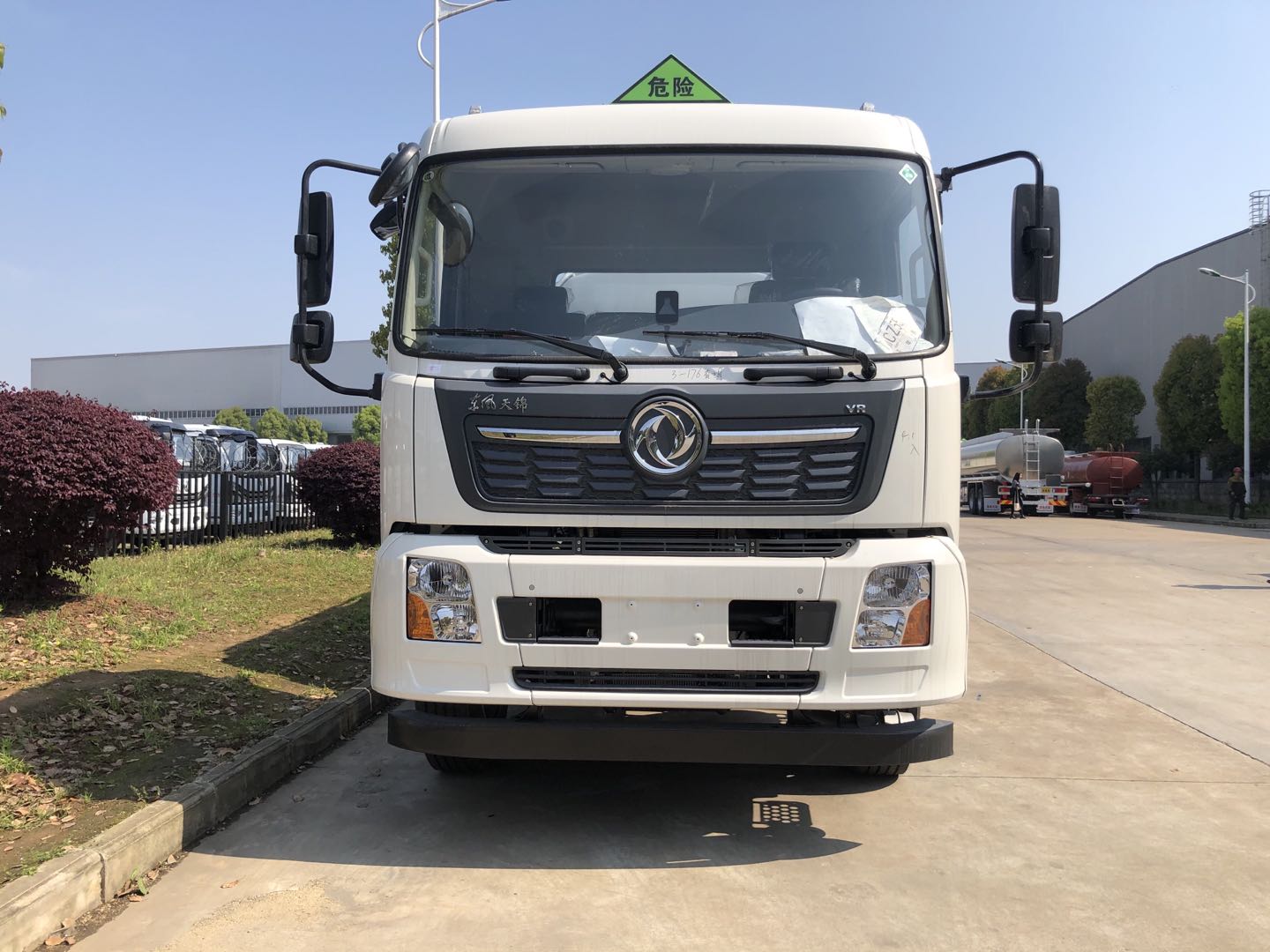 楚勝?lài)?guó)六東風(fēng)天錦12.7方油罐車(chē)