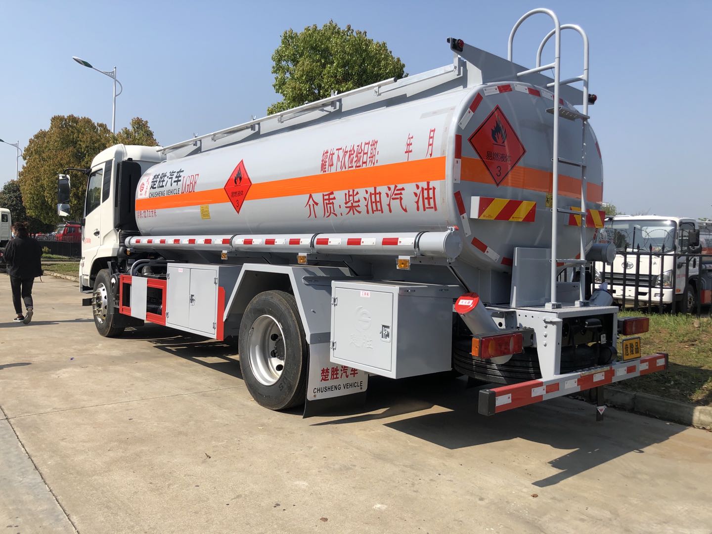 楚勝?lài)?guó)六東風(fēng)天錦12.7方油罐車(chē)