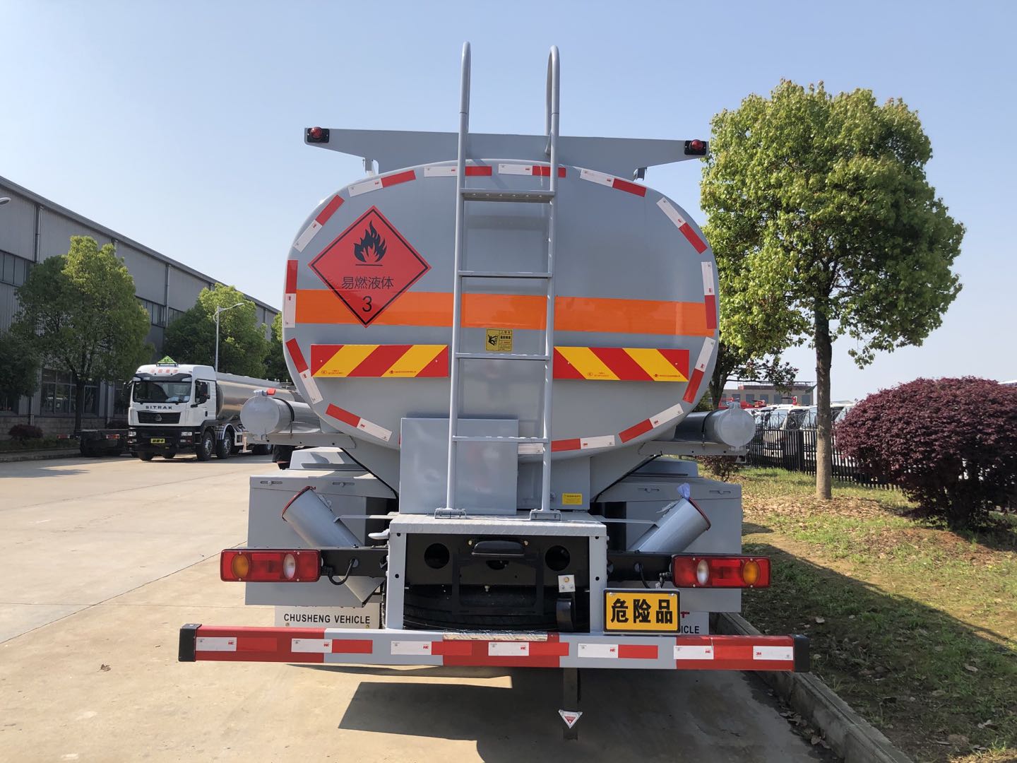 楚勝?lài)?guó)六東風(fēng)天錦12.7方油罐車(chē)
