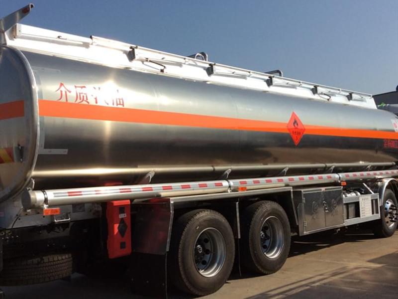 東風(fēng)天龍前四后八30方鋁合金運(yùn)油車(chē)