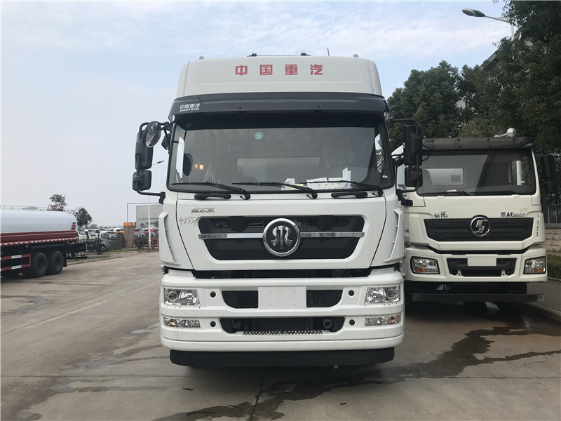 重汽斯太爾前四后八27.7方鋁合金運油車，20.4噸鋁合金油罐車
