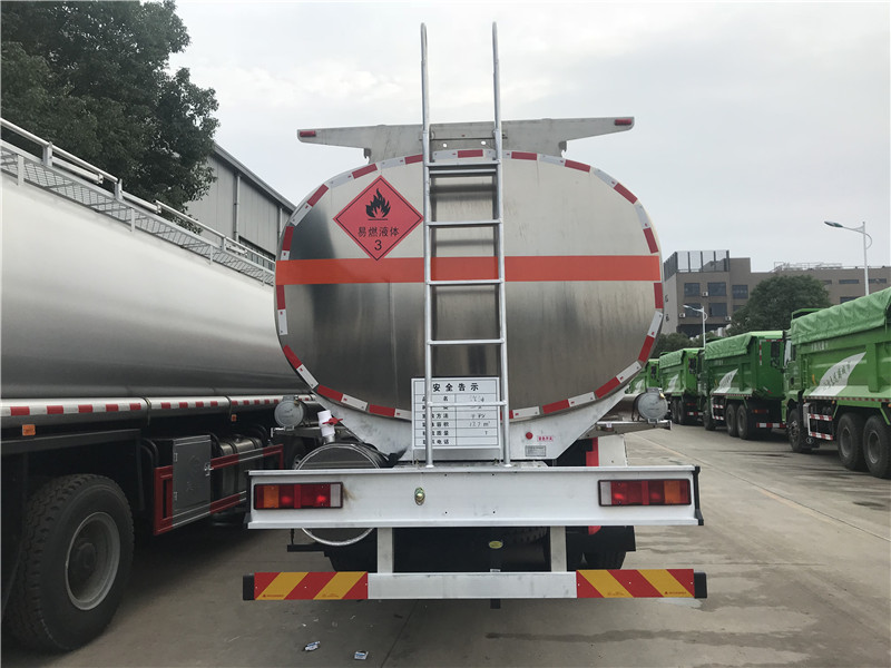 重汽斯太爾前四后八27.7方鋁合金運油車，20.4噸鋁合金油罐車