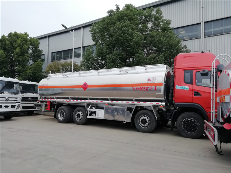 東風(fēng)特商前四后六30.5方鋁合金運(yùn)油車(chē)
